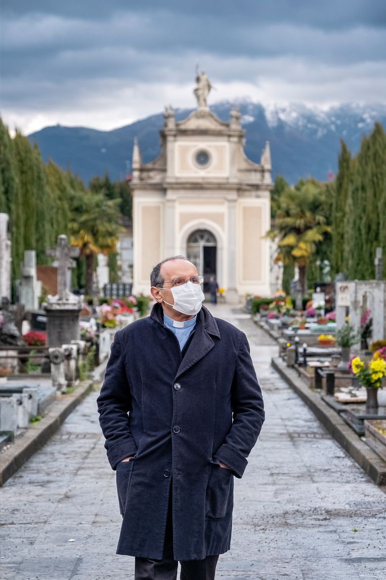 Don Mario Carminati, de priester van Seriate, op de lokale begraafplaats. Beeld Patrick Post