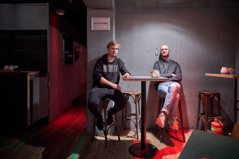 Joris van der Poel en Arend Lakke in hun lege nachtclub Het Magazijn in Den Haag. Beeld Phil Nijhuis