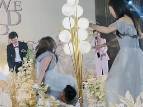 Les témoins d'un mariage font une chute hilarante