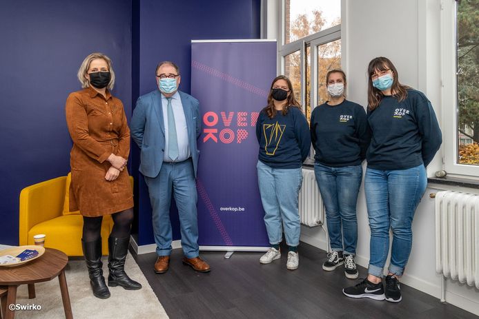Burgemeester D'Haese en schepen Katrien Beulens openen het OverKop-huis in Aalst.