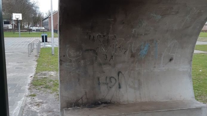 Ook de hangplek aan de Bartokstraat in Tilburg raakte beschadigd door brandstichting.