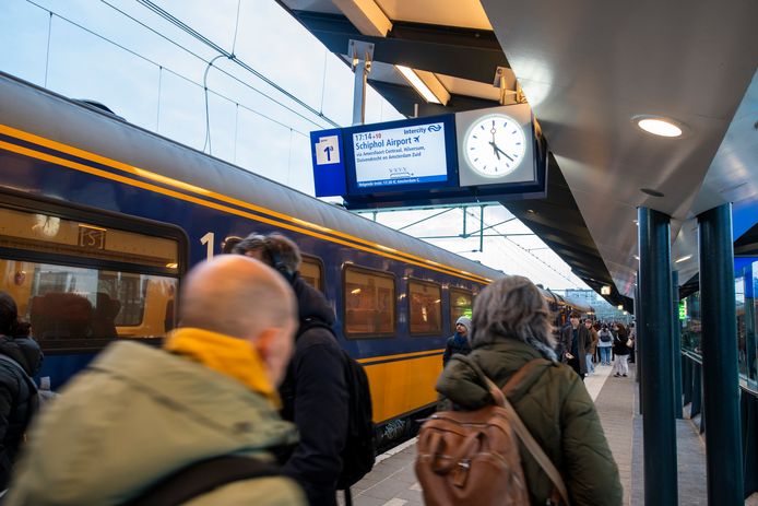 De directe trein naar Schiphol stopt op station Apeldoorn.