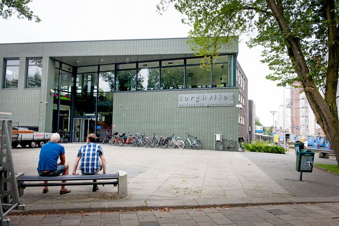 Christelijk gymnasium Sorghvliet aan de statige Johan de Wittlaan te Den Haag. De beveiligingscamera's zijn duidelijk te zien