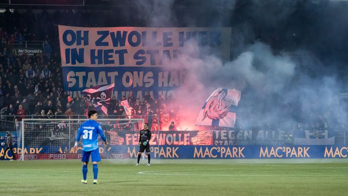 Beelden van het vuurwerk tijdens de wedstrijd PEC Zwolle - Fortuna Sittard (3-1) afgelopen zaterdag.
