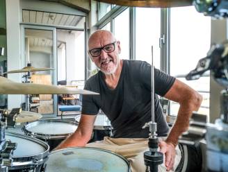 Green Onions bandlid Geert (57) drumt na 40 jaar noodgedwongen links na 23ste operatie aan zwaar gehavend rechterbeen: “Revalideren is blijven doen wat je graag doet”