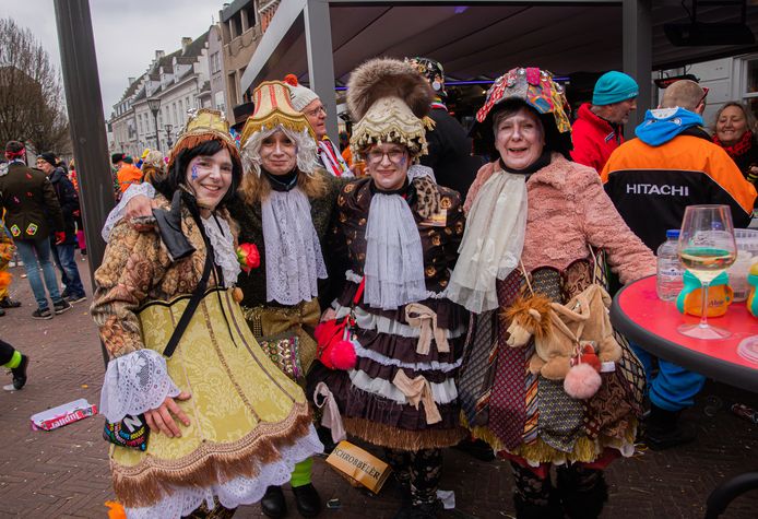 Giotto Dibondon beroemd vers Carnavalsmaandag: de echte bikkels gaan ook in de ochtend door, ook al doet  dat soms een beetje pijn | Terneuzen | pzc.nl