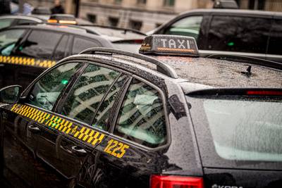 Brusselse taxifederatie en Uber bezorgd over numerus clausus