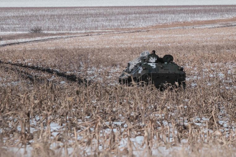 Een Oekraïens pantservoertuig rijdt over een veld in de buurt van Bachmoet. De Russen hebben de afgelopen dagen aanvallen uitgevoerd op 24 dorpen en steden in de omgeving.  Beeld AFP