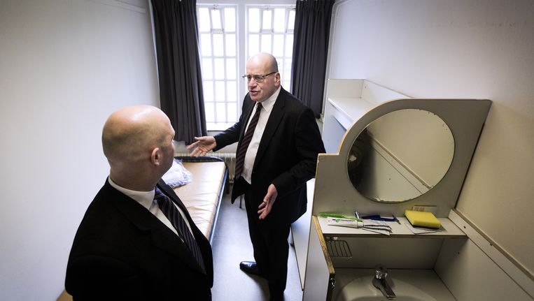 Staatssecretaris van Justitie Fred Teeven (rechts) en de Noorse minister van Justitie Anders Anundsen in een cel van PI Norgerhaven in Veenhuizen. Beeld Van Den Bergh Freek