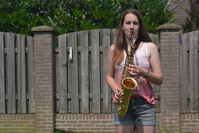 Iris van Dongen speelt naast altsax ook baritonsaxofoon.