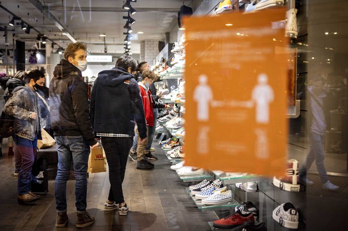 Alle niet-essentiële winkels moeten de komende drie weken om 18.00 uur de deuren sluiten, supermarkten mogen twee uur langer open blijven.