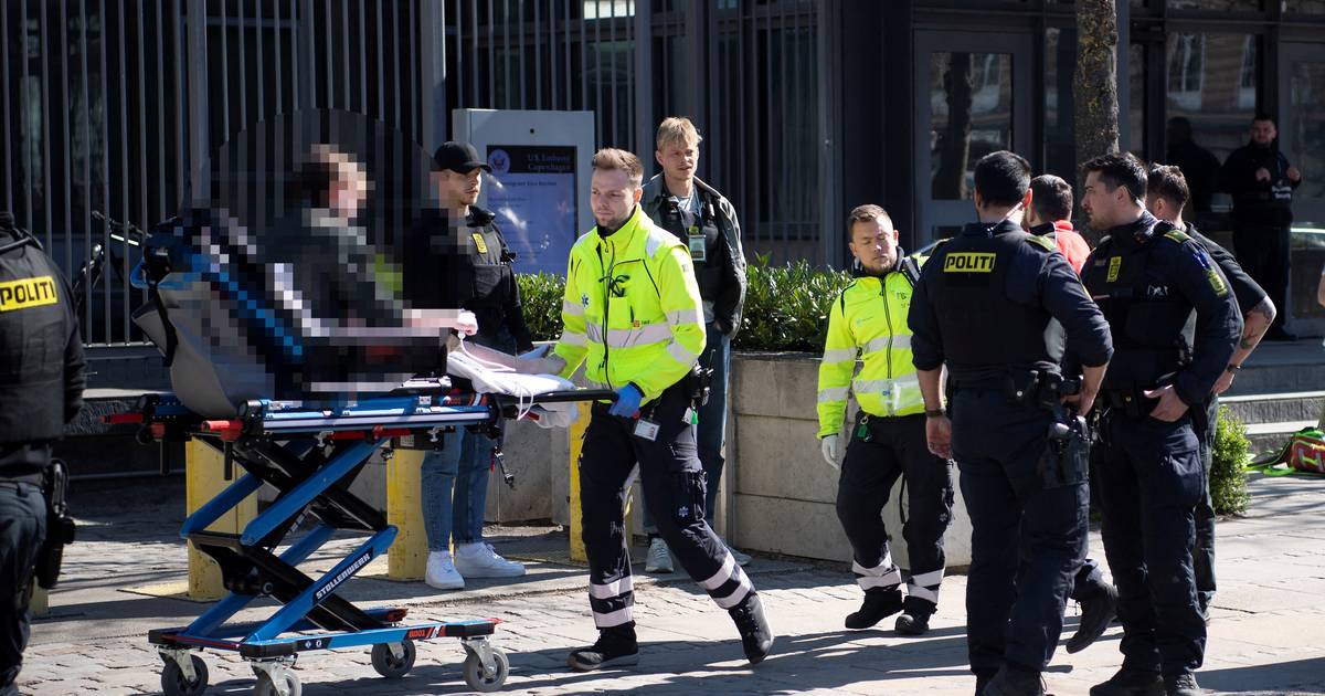 Man (18) steekt zichzelf in brand voor Amerikaanse ambassade in Kopenhagen Buitenland hln.be