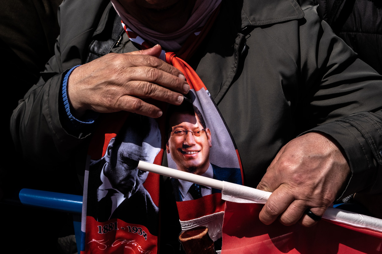 Na een hertelling kwam Imamoglu opnieuw als winnaar uit de bus. Beeld Joris Van Gennip