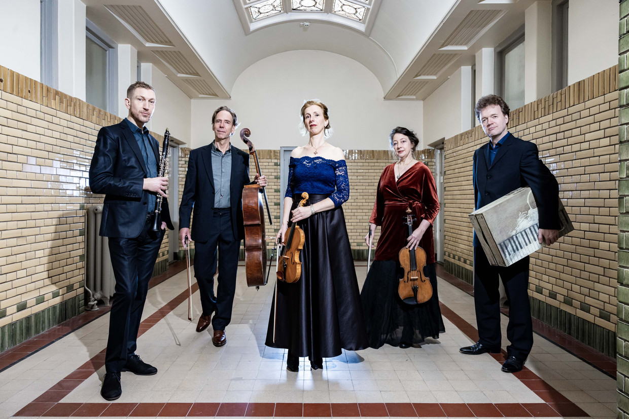 Pianist Folke Nauta (rechts), het Prisma String Trio en klarinettist Lars Wouters van den Oudenweijer (links), de hoofdrolspelers in het Wittgenstein Project.  Beeld Foppe Schut