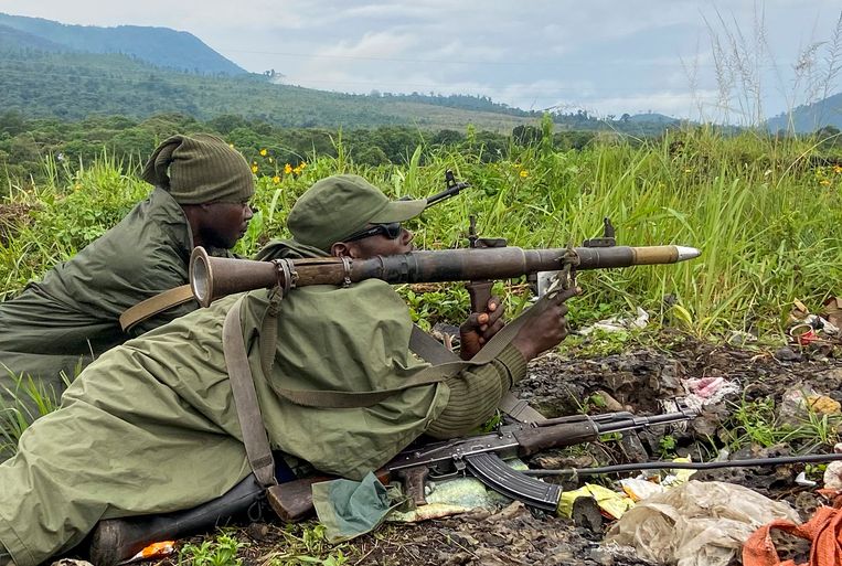 Militairen van het Congolese leger nemen hun positie in tijdens gevechten aan de grens met Rwanda.  Beeld Reuters