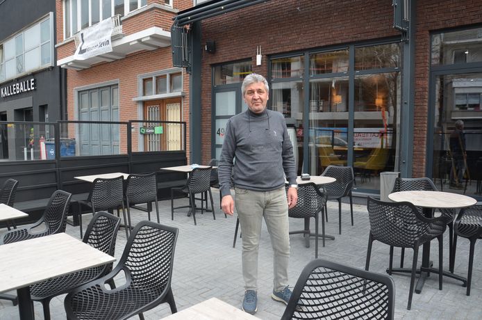 Uitbater Ramazan Cirpi van café Den Trappist aan het nieuwe terras.