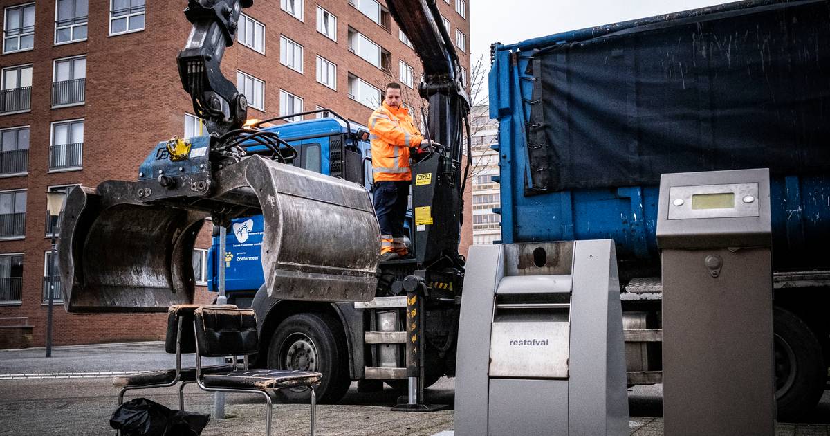 Alles wat kan branden snel van straat kerstbomen, pallets en