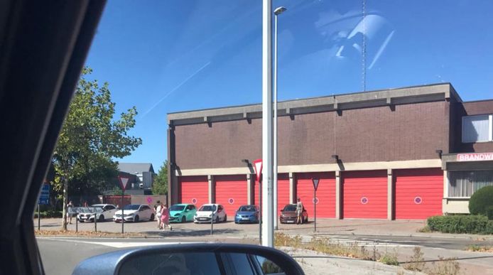 De brandweer van Herentals vraagt om geen auto's te parkeren voor de poorten van de kazerne.