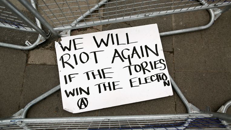 Een protestbord ligt in Londen op de grond bij een dranghek na de verkiezingswinst van de conservatieven. Beeld getty