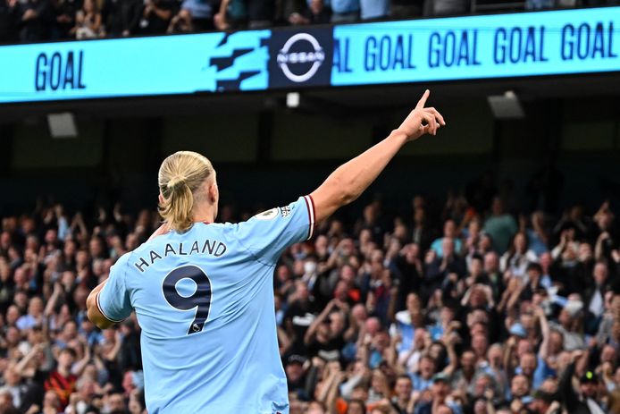 Haaland viert de vroege 1-0 van Manchester City tegen Nottingham Forrest.