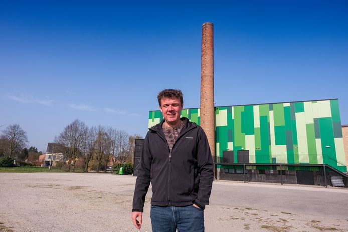 Schepen Tim Borteel op de plek waar de nieuwe sporthal van Zemst moet komen.