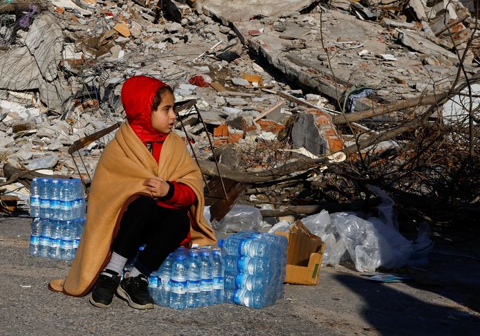 Une enfant attend près des décombres à Kahramanmaras, en Turquie, épicentre du tremblement de terre qui a ravagé le sud-est du pays et la Syrie voisine.