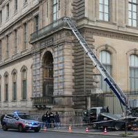 Dieven Louvre ontkwamen met 30 seconden aan politie bij kunstroof, blijkt uit onderzoek