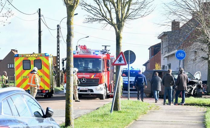 Het ongeval gebeurde op het landelijk kruispunt van de Boezingestraat met de Reningestraat, op de grens van Elverdinge en Boezinge. De schade was aanzienlijk.