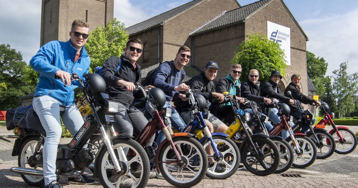 Vriendengroep sluit ‘stille’ coronaperiode in stijl af: Op de Tomos van Bentelo naar Parijs en ‘acht