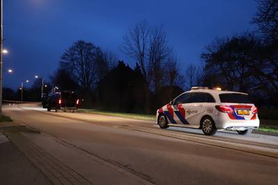 Politie met tientallen voertuigen ingezet in Ochten, mogelijk sprake van schietpartij met ontsnapte 