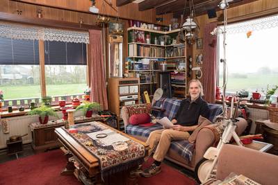 Van de nachtclub naar de kelder; oud-drummer Boy (75) slijt zijn dagen binnen en vindt van alles uit
