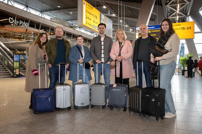 De Eindhovense familie Boeijen - met aanhang - in de terminal van Eindhoven Airport.