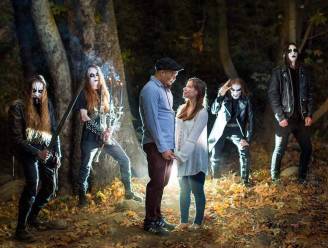 Koppel stoot in bos op blackmetalband tijdens fotoshoot voor verloving