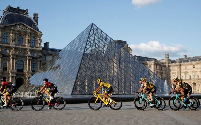 Geletruidrager Egan Bernal voor het Louvre, waar vorig jaar geen publiek welkom was.