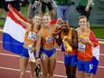 Femke Bol, Lieke Klaver, Liemarvin Bonevacia en Tony van Diepen na de tweede plaats op de 4x400 meter bij de WK atletiek in Eugene in 2022.