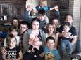 Een foto van Marino en Gwenny met elf kinderen, toen Gwenny nog zwanger was van hun twaalfde, dochtertje Laex.