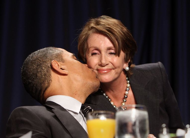 President Barack Obama geeft Nancy Pelosi een zoen tijdens een bijeenkomst in februari 2012 in Washington DC. Beeld Getty Images
