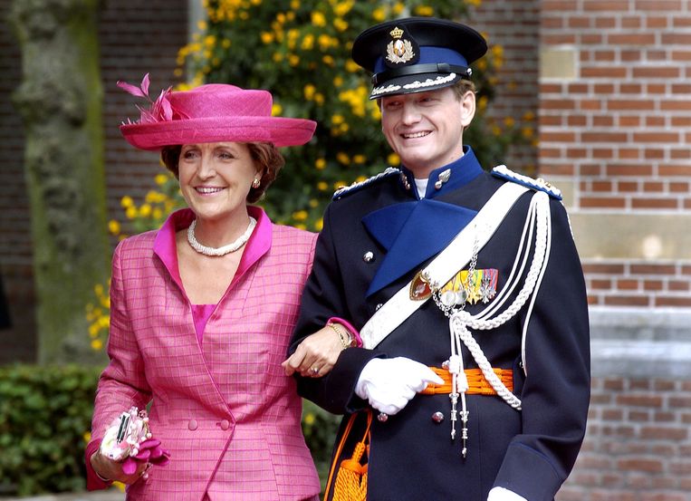 2005: Prins Pieter-Christiaan wordt aan de arm van zijn moeder naar de St. Jeroenskerk in Noordwijk begeleid voor de kerkelijke inzegening van zijn huwelijk met Anita van Eijk. Beeld ANP / Benelux Press