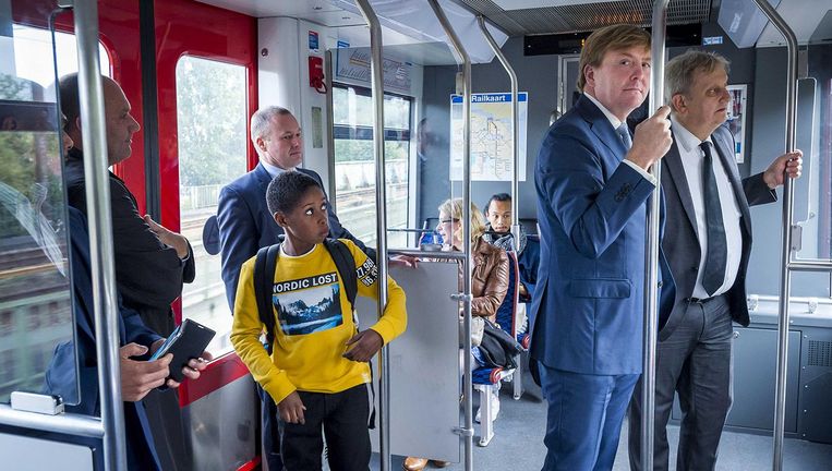Koning Willem-Alexander met burgemeester Eberhard van der Laan in de metro tijdens een werkbezoek aan stadsdeel Amsterdam Zuidoost. Beeld anp