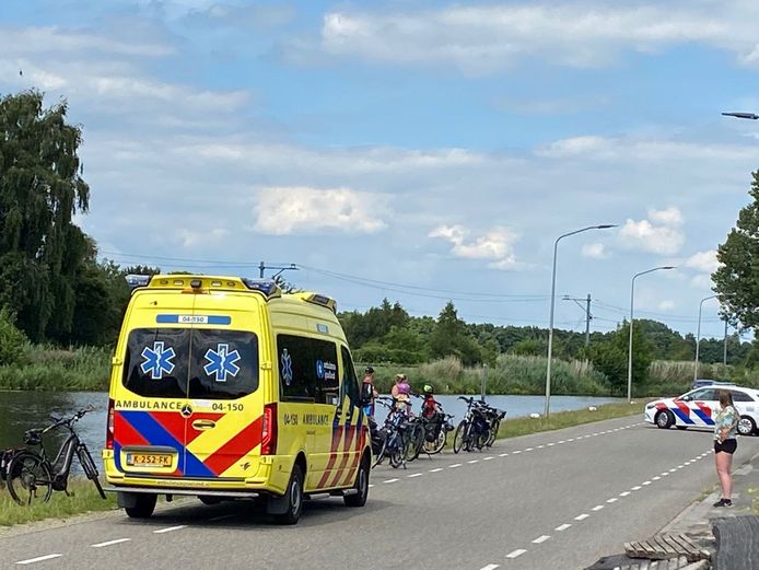 Een vrouw is ten val gekomen nadat een automobilist op een groep fietsers inreed in Gramsbergen.