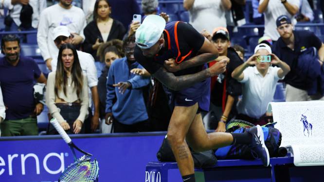 Gefrustreerde Nick Kyrgios smijt met rackets na verloren kwartfinale: ‘Gevoel dat ik mensen in de steek heb gelaten’