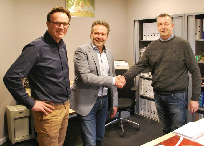 Paul Gehring (rechts) van de organisatie en links de beide sponsoren Nico Buunk en Gerard Wesselink.