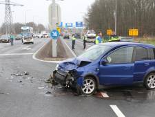 Flinke botsing op Almelose kruising, bestuurster met spoed naar ziekenhuis gebracht