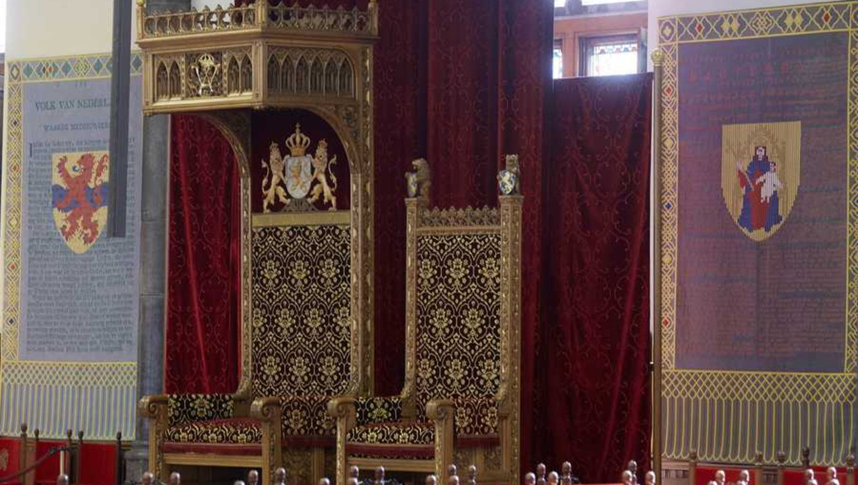 In de Ridderzaal staat naast de troon voor koning Willem-Alexander ook een kleiner exemplaar voor koningin Maxima. Boven aan de troon van de koning prijken de letters WA. Beeld anp