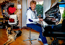 Saskia van de Graaf heeft nu fijn de tijd voor pianospelen en hond Nevi.