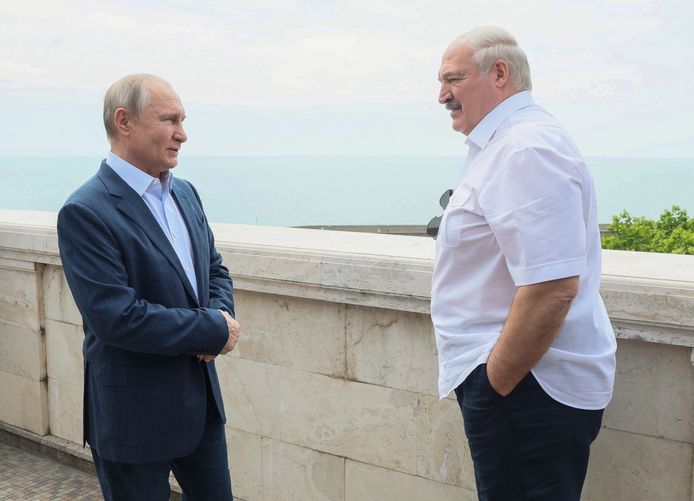 De Russische president Vladimir Poetin (links) met zijn Wit-Russische bondgenoot Alexander Loekasjenko. Eerder dit jaar besloot Poetin om ook kernkoppen bij zijn bondgenoot te plaatsen.
