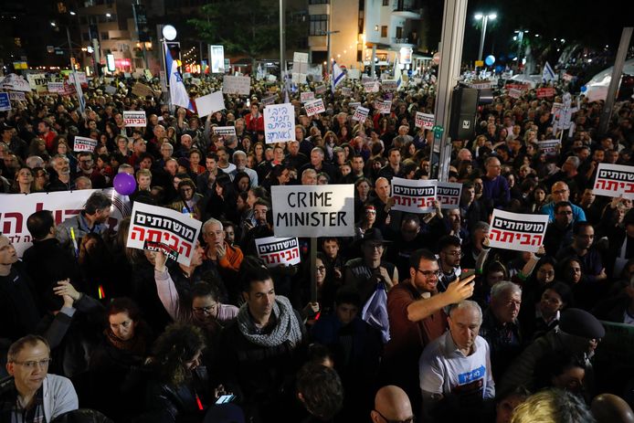 De duizenden betogers riepen op tot het slag van Netanyahu en sommige leden van zijn partij.