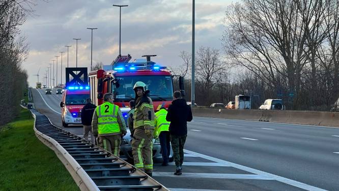 Wagen met pech braakt zwarte rook uit op E40