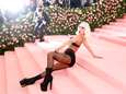 Lady Gaga maakt flinke smak van podium