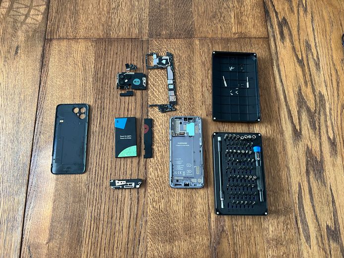 De verschillende onderdelen van de Fairphone 4, uit elkaar gehaald aan de hand van een schroevendraaierset van iFixit.